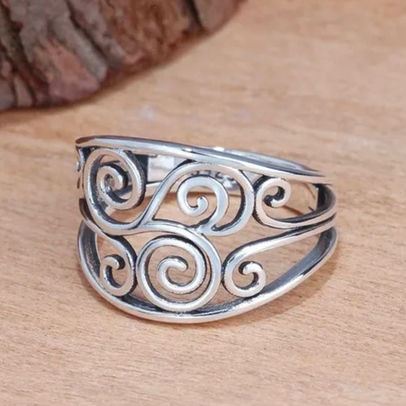 Retro Minimalist Ring - Picture 2 of 2